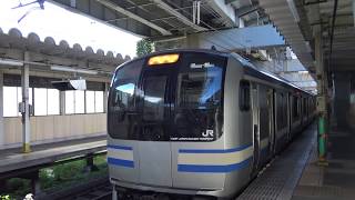 東海道新幹線高架下の西大井駅を出発する横須賀線下りE系