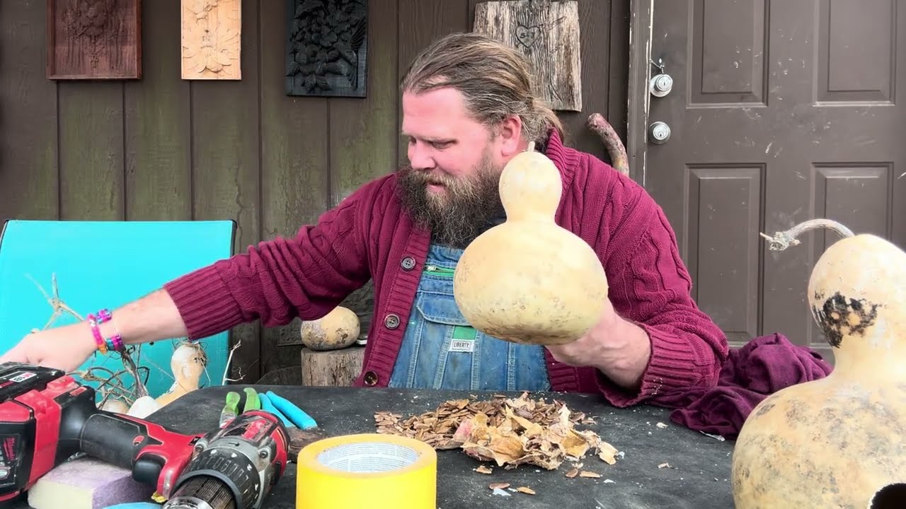 How to make a Birdhouse Gourd birdhouse.