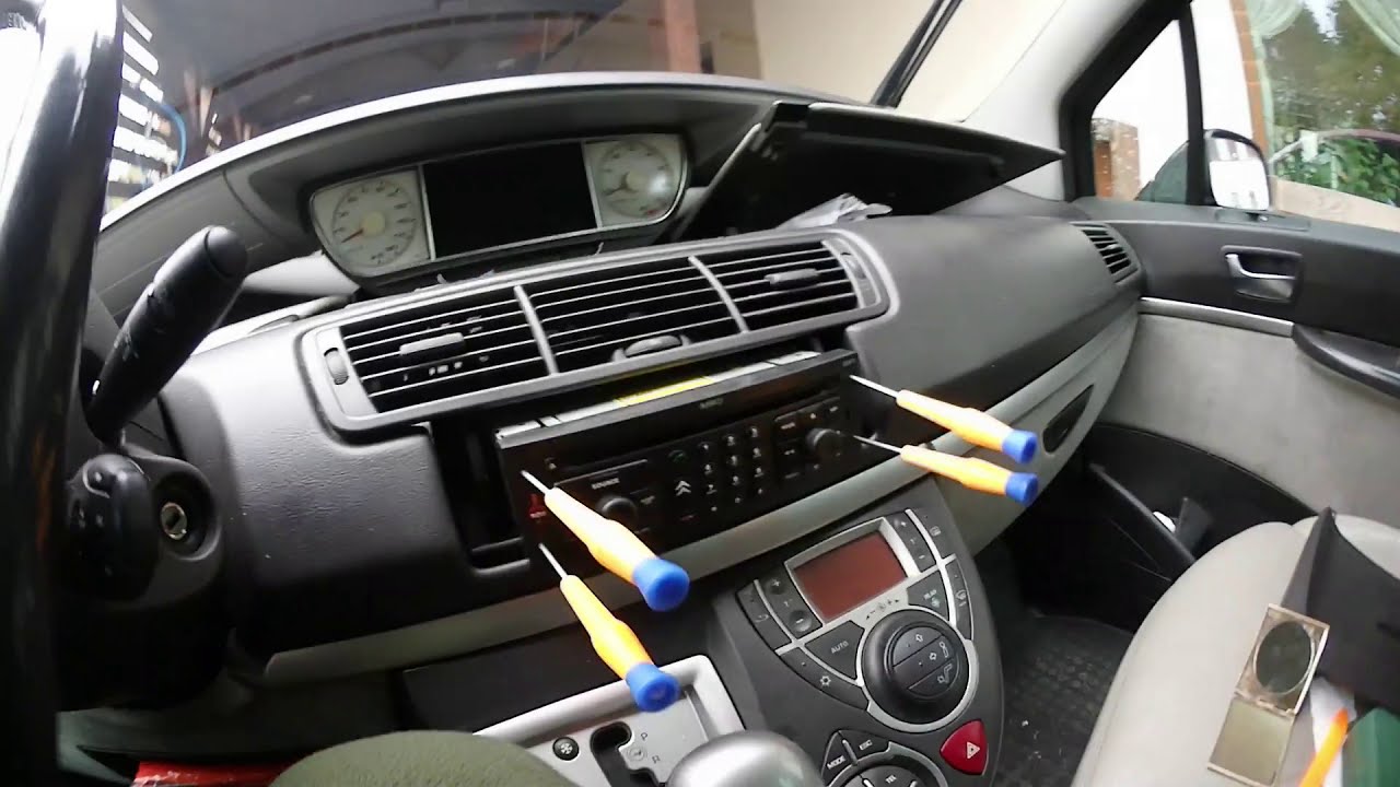 Wyciąganie radia, Citroen C8, Peugeot 807, rocznik 2006