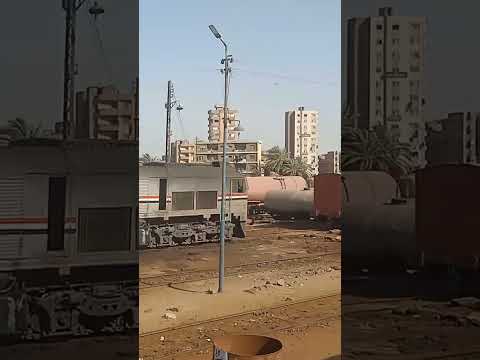 لحظه دخول قطار ٢٤ بمحطه بنها الاسكندريه القاهره