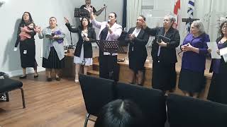 Sociedad de damas cantan el himno vamos es calando peldaños