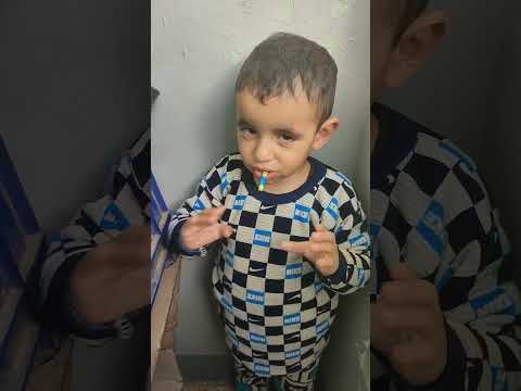 طفل صغير بيشرب سجائر