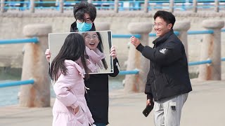 Complimenting Strangers in a Special Way | Social Experiment “你身后的女生真好看”听到这句话，女生转头看到了镜子里的自己