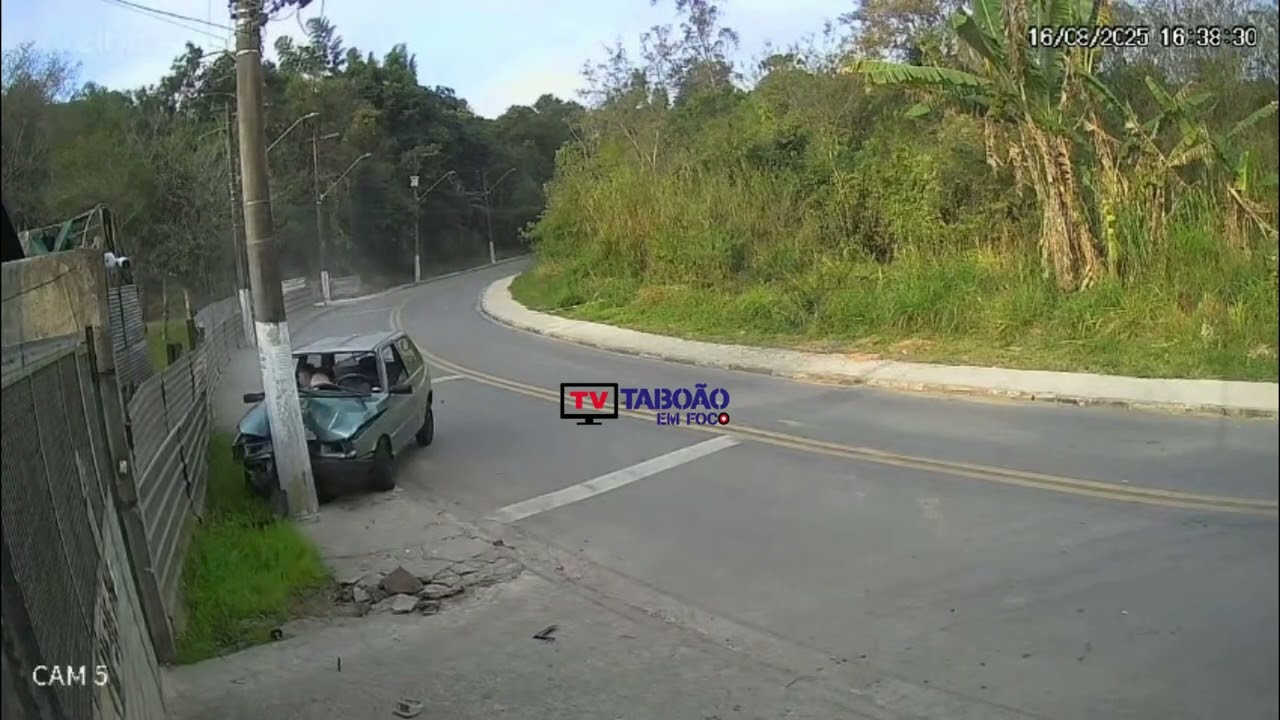 Motorista de UNO perde o controle e bate em poste em Taboão da Serra
