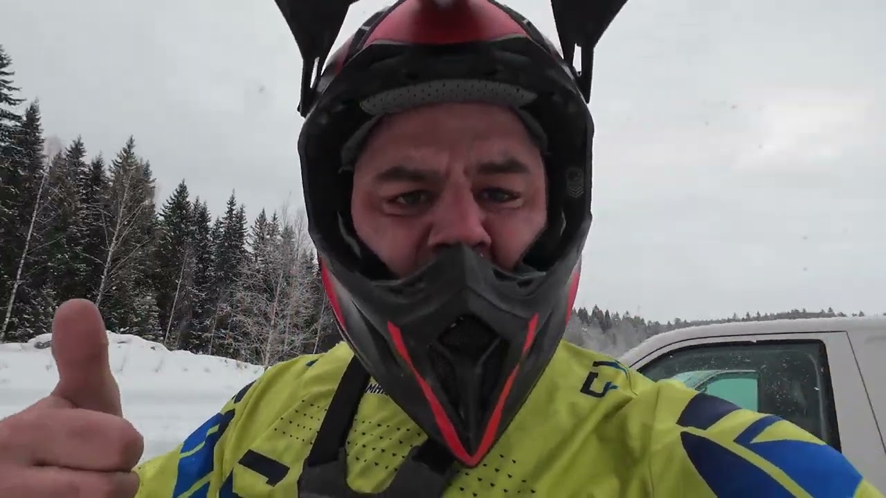 Underbara snö spår så som enduro skall vara på vintern