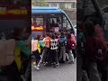 中国の子供たち　上の世代を見習ってバスに並ばない