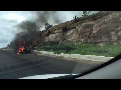 Carro capota e incendeia na BR-304