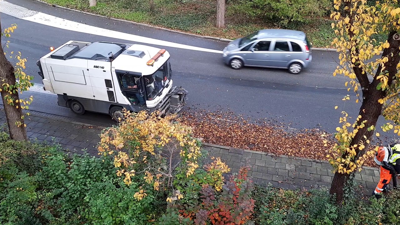 Bladeren opruimen anno 2020.