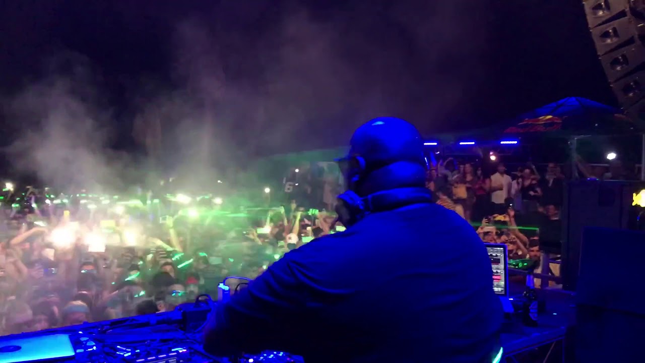 Assista a Carl Cox plays 'Fabio Neural - Flow Beat' @ Afrobar Catania no YouTube Assista a Carl Cox plays 'Fabio Neural - Flow Beat' @ Afrobar Catania no YouTube