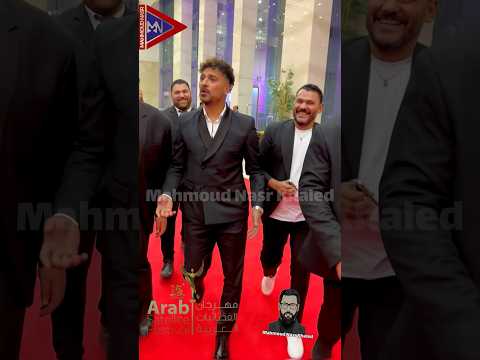 مصطفي أبو سريع بيهزر لحظة وصوله مهرجان الفضائيات العربية