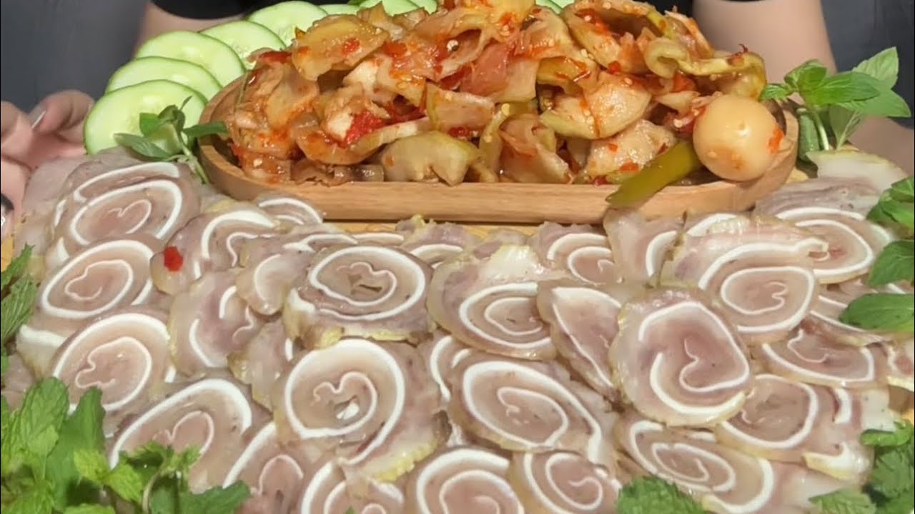 Tai Heo cuộn ăn với mắm dưa đu đủ cà pháo ta nói nhức nách￼