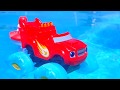 Машинка Вспыш от Акул спасает принцессу. Развивающее видео для детей. Мультики про машинки.