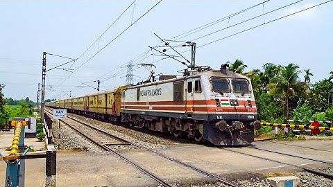 Thunderous WAP-5 Hauling Intercity Express Crossing Railgate | Furious Train Skip Level Crossing