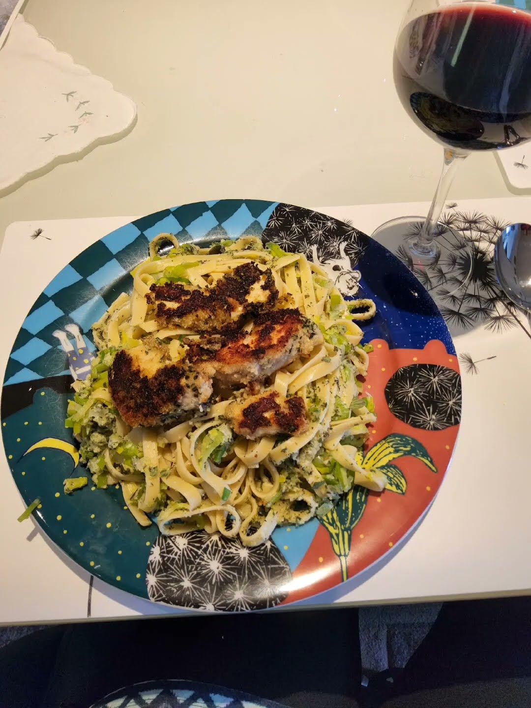 Hähnchbrustfiletsin knusbriger Kräuterpanade mit Fettuccine und ...
