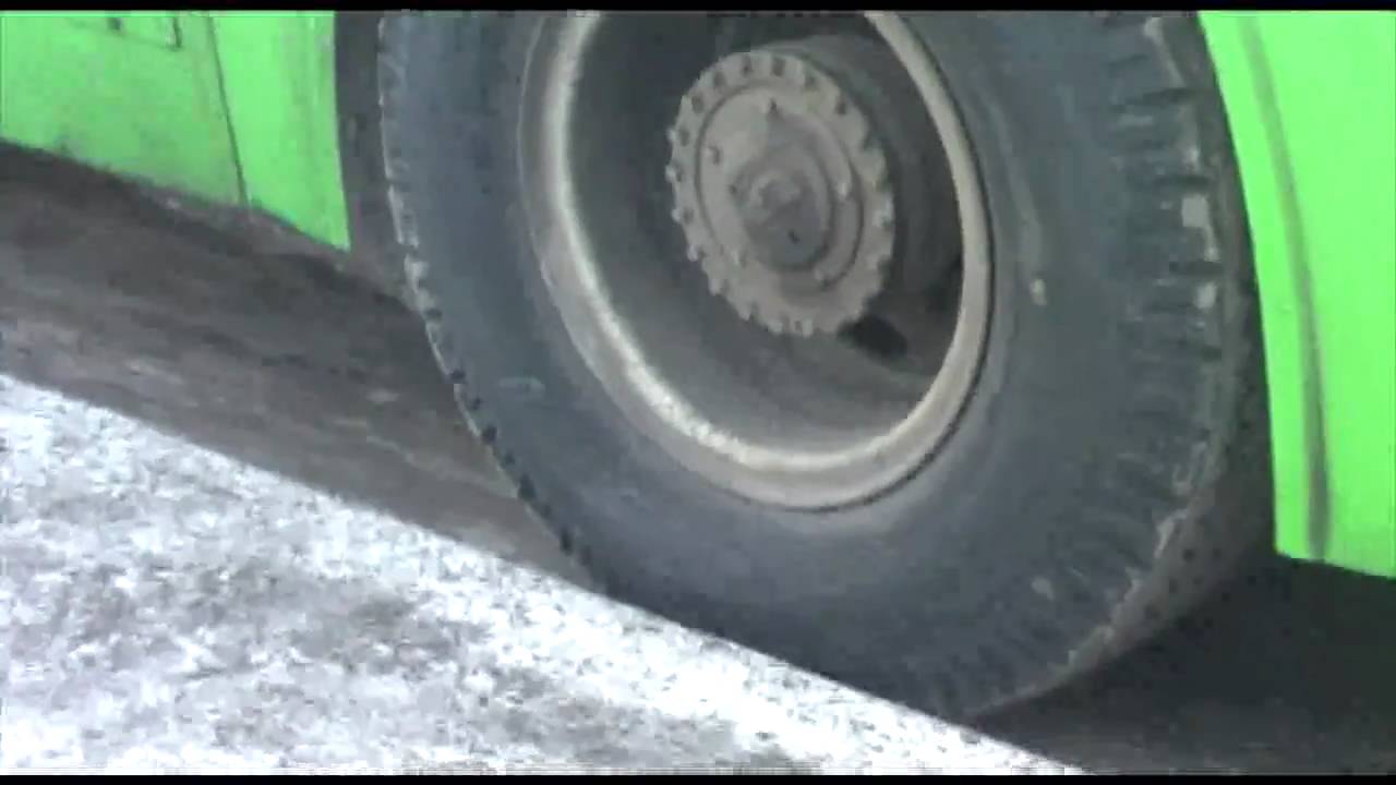 Москва, автобусы скользят на льду у остановки