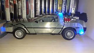 Limpiando y observando el coche en miniatura: &quot;DeLorean&quot; de &quot;Regreso al Futuro&quot;