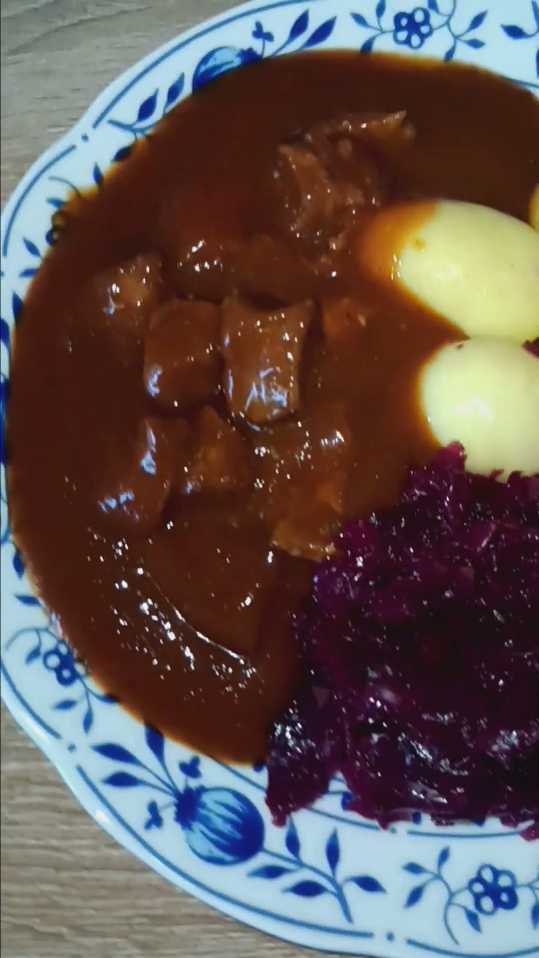 Feiner Rindergulasch mit Kartoffeln und Apfelrotkohl - YouTube