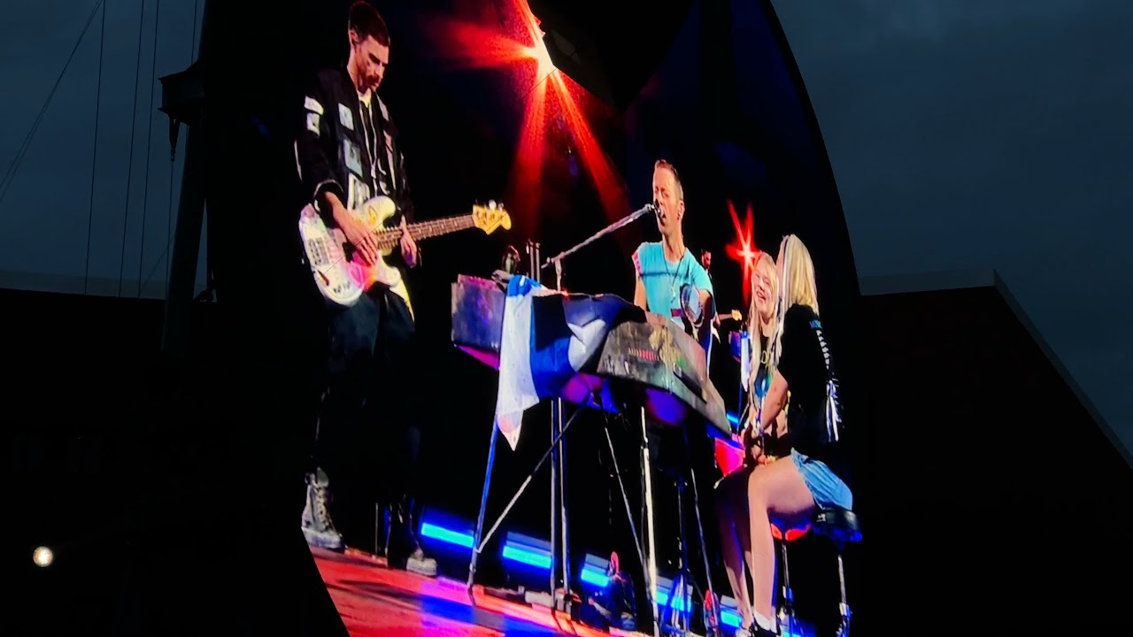 Coldplay - Magic [Chris & Guy, Request song with fans] (Live ...