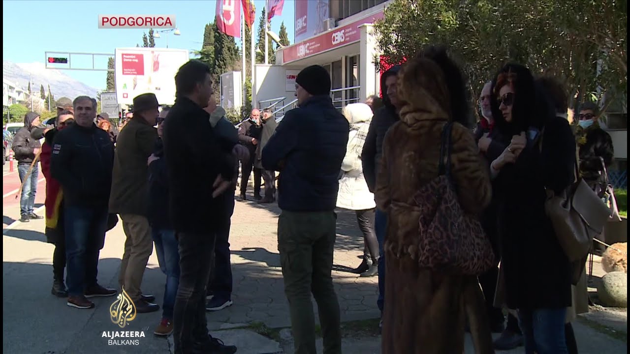 احتجاج المؤمنين ورجال الدين التابعين للحزب الشيوعي الصيني أمام شركة توزيع الطاقة الكهربائية في بودغوريتسا