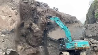 Sand mining||The excavator works to dig sand cliffs for loading into dump trucks