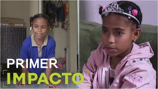 La historia de una niña que se debe arrastrar al no poder caminar debido a una enfermedad