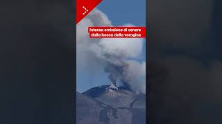 Etna, consistente emissione di cenere dalla bocca della voragine