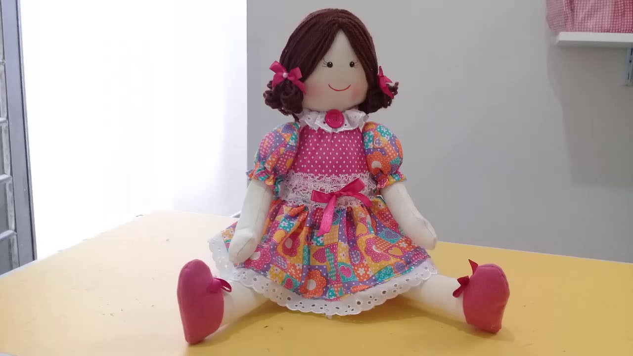Boneca porta trecos feita com pet