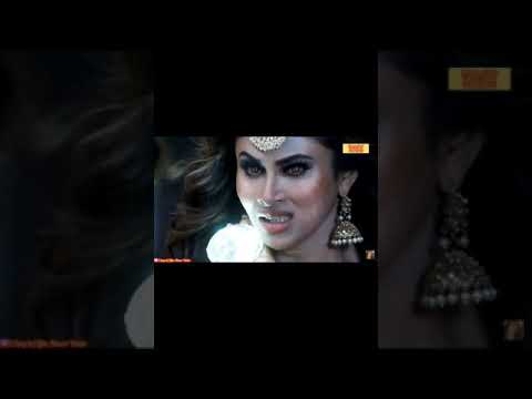 تحولات شيفانجي الي افعى في مسلسل ناغين 2 موني روي