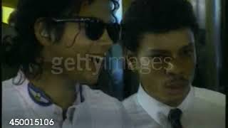 (1987) Michael Jackson greets the press at Tokyo Airport