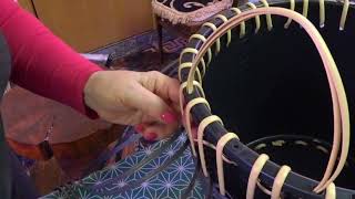 видео: Плету удобные ручки на кашпо из искусственного ротанга картинка: Плету удобные ручки на кашпо из искусственного ротанга