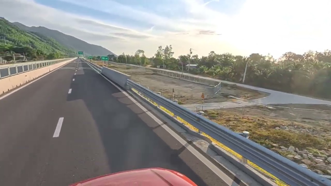 Trãi nghiệm 13km cao tốc Nha Trang Vân Phong vừa mới khai thác 1/1/2026