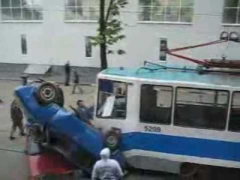 Авария трамвая и машины