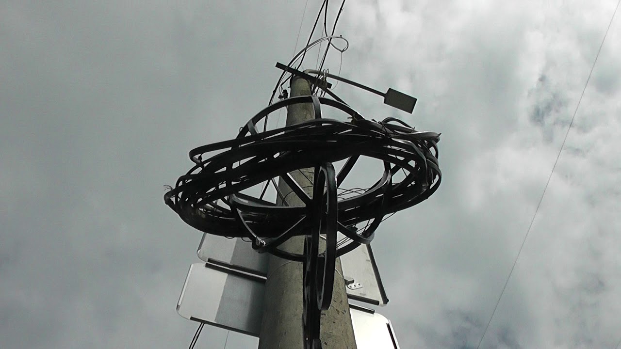 Will the power cable fall on people?/Упадет ли электропровод на людей