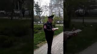 Полицейский без полномочий, возомнил себя суперменом.