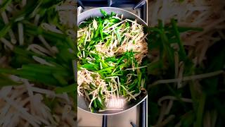 Stir-fry bean sprouts and chives 