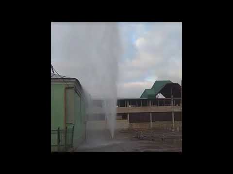 Столб воды в результате прорыва