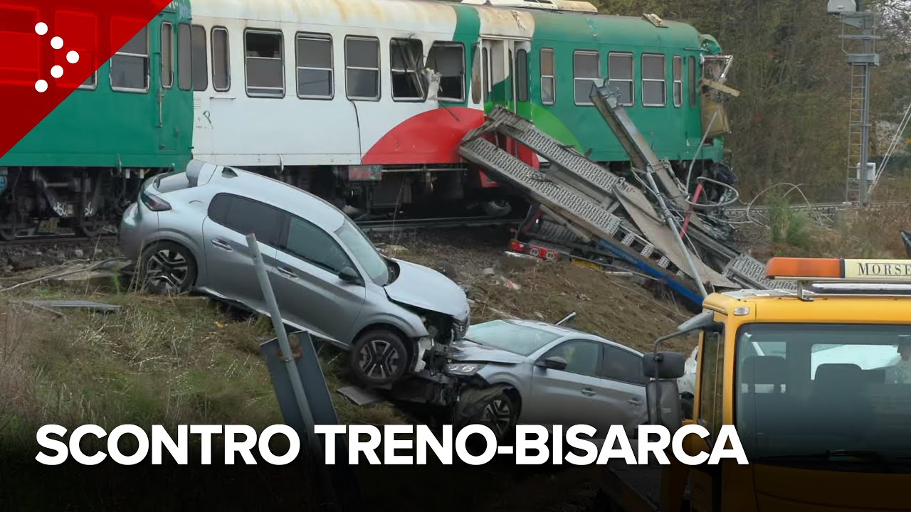Scontro tra un treno e un camion bisarca a Bondeno (Ferrara): due feriti, diverse auto danneggiate