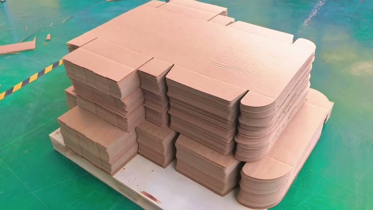 Hinged lid box - popular box style Fefco 0427, produced by