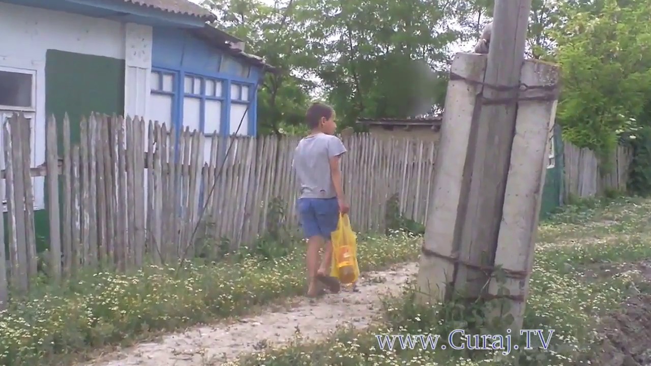 Jocuri periculoase au copiii de la Pepeni - Curaj.TV