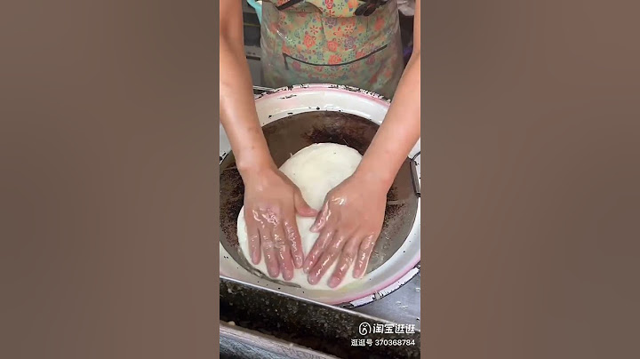 河南省郑州市特色油饼小吃，1块超大油饼5元人民币，徒手摊饼堪比铁手，味道真的好