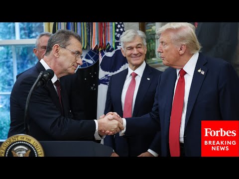 Pfizer CEO Heaps Praise On Trump, Cabinet After Signing 'Historic ...
