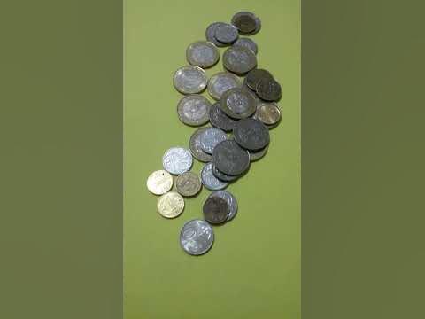 БОЛЬШАЯ ГОРСТЬ МОНЕТ на светло-жёлтой (на экране выглядит болотной ...
