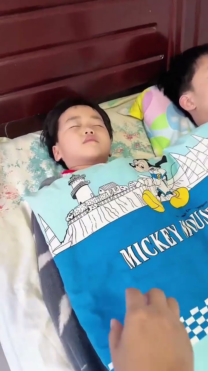 为了防止弟弟蹬被子，哥哥也是煞费苦心！#Cute baby#Cute#呆萌小米宝#聪明宝宝#萌娃