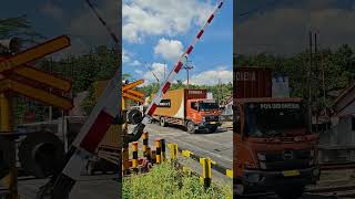 ##keretaapi #train #palangpintukeretaapi #truck #trucks #truckmaniacommunity #trucking #railfans