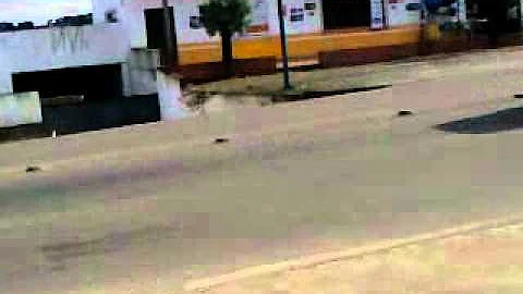 Como você identificou meio de transporte da personagem principal?