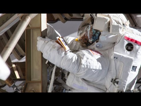 Astronauten der ISS arbeiten an Roboterarm