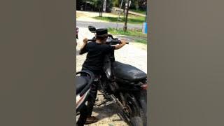 VIDEO LUCU ANAK KECIL KAKI GA SAMPE NAIK MOTOR...!!!