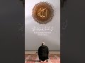 فتبسم ضاحكا من قولها القارئ بلال سيف