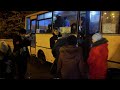 Жители ДНР садятся в автобусы, чтобы уехать в Россию