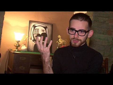 ვინ არის \"ფერადი ბიჭი შავი ქუდით“ - რატომ ხატავს ვატო გრიფინი პორტრეტებს სახის გარეშე